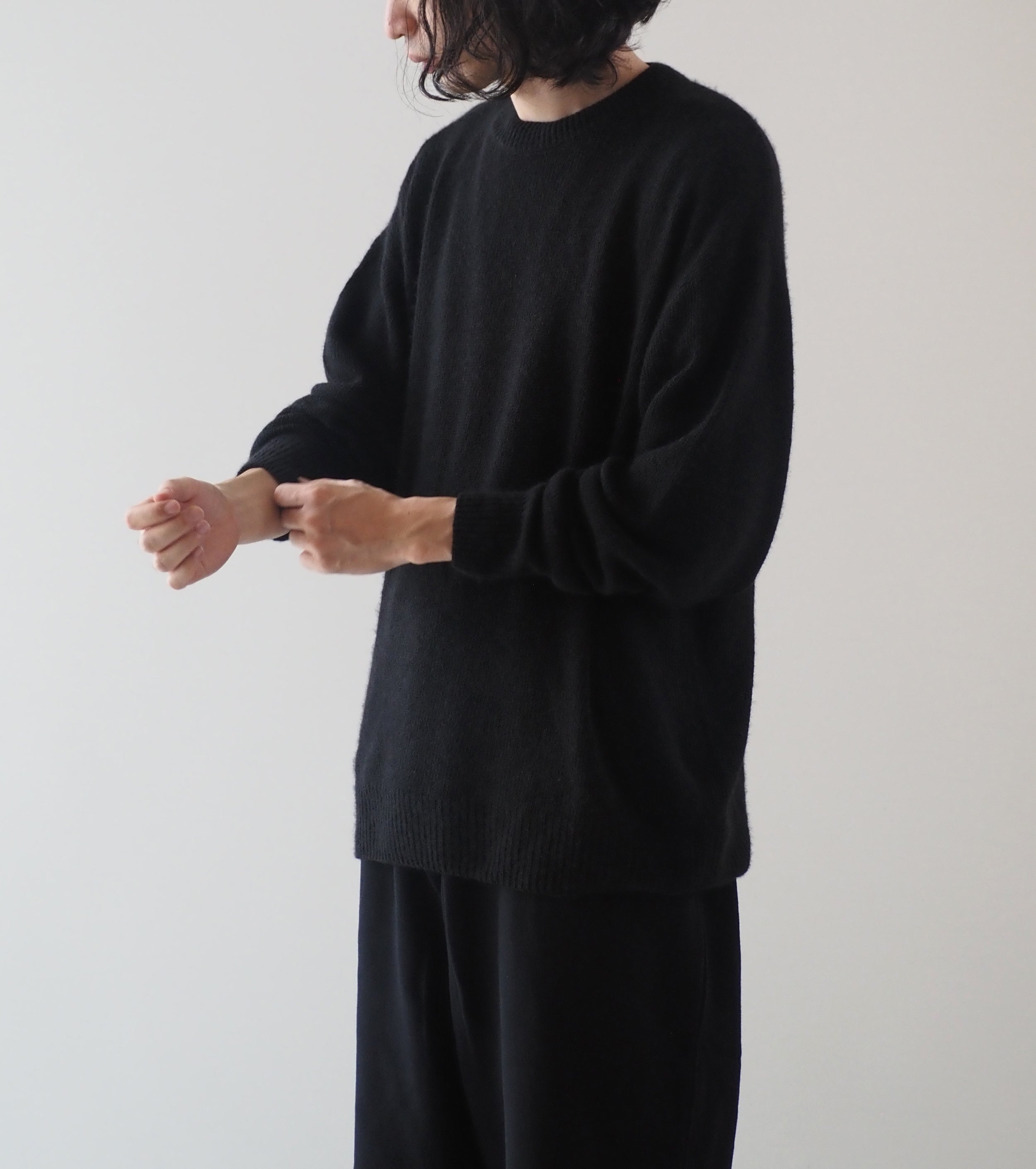 COMOLI Cashmere product dyeing crew neck knit , Black – Navyblue