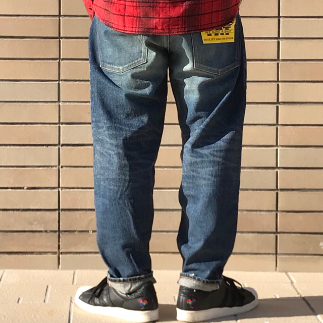 FAT | ヴィンテージライクな太めのデニム、でも足元はスッキリ
