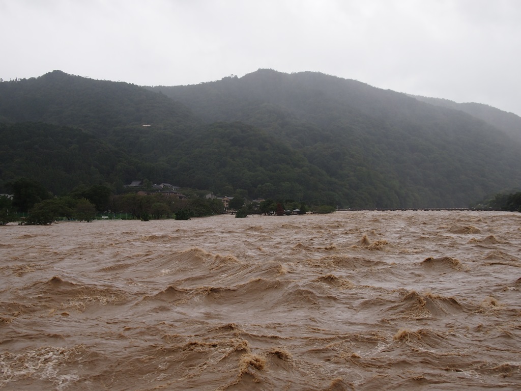 台風18号 増水した桂川 浸水した嵐山 | 京都旅屋