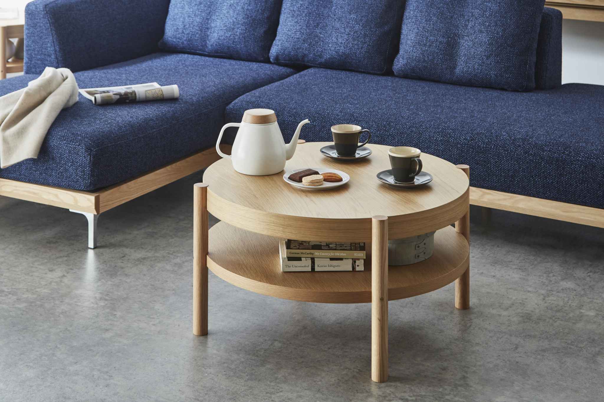 日本の職人技が生む、重厚で美しい丸型センターテーブル｜シリンダ