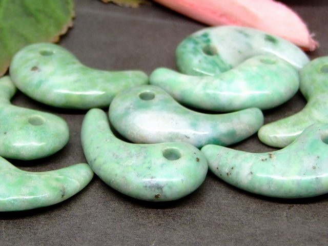 楽天市場】49543C 勾玉 ソーシュライト 独山玉 31mm×17mm 1個売り 送料