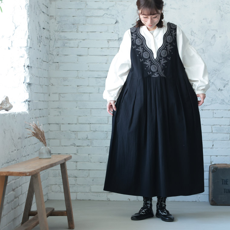 希少】h.naoto frill 黒と白の夏の果実刺繍入り半袖ワンピース 希少】h