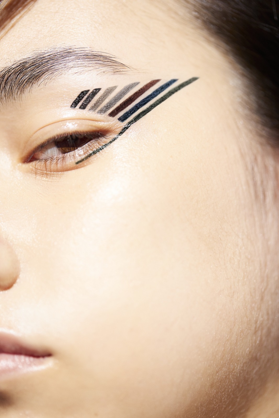 UZU“7つの黒”リキッドアイライナーが全国発売へ、マット＆メタリック