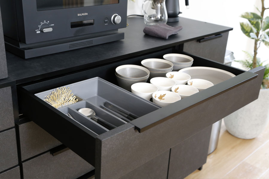 ブラックカラーが印象的 キッチンカウンター - 食器棚・キッチンボード