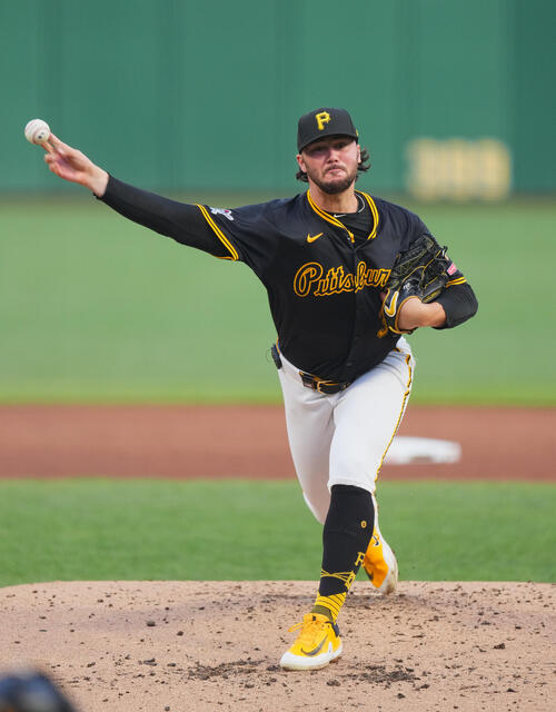 昨季サイ・ヤング賞右腕が取材に訪れた松坂大輔氏にサイン入りの帽子を