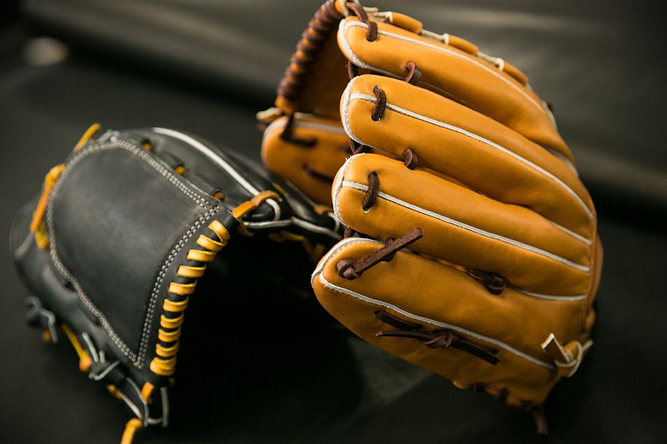 野球グローブ用の革の特徴とは？ほとんどが素上げレザーの理由 | 株式