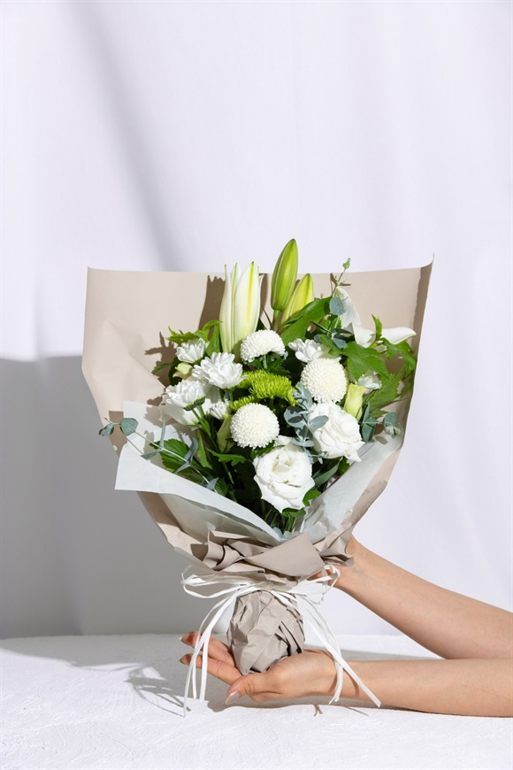 お供えやお墓参りに】お供え花束 ホワイト S | 花のギフト通販なら花