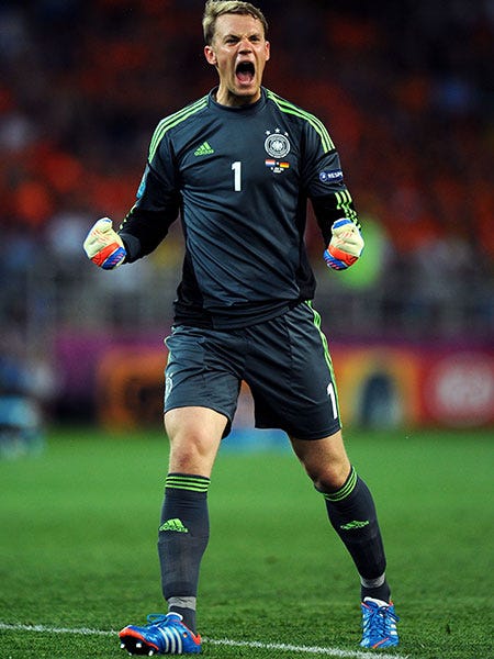 メッシの前に立つ、ドイツ代表GKマヌエル・ノイアー