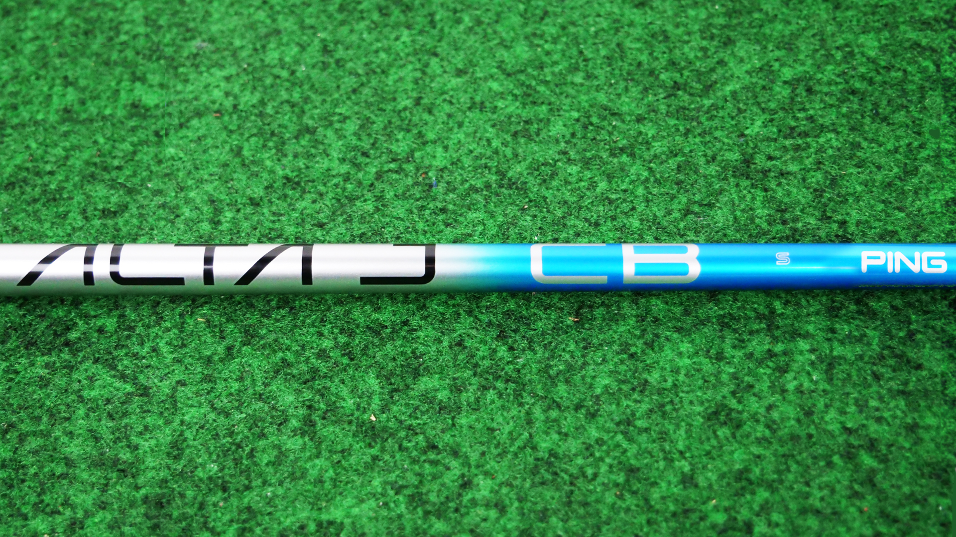 長さ46インチ、重さ53g(硬さSR)の純正シャフト「ALTA J CB BLUE」で