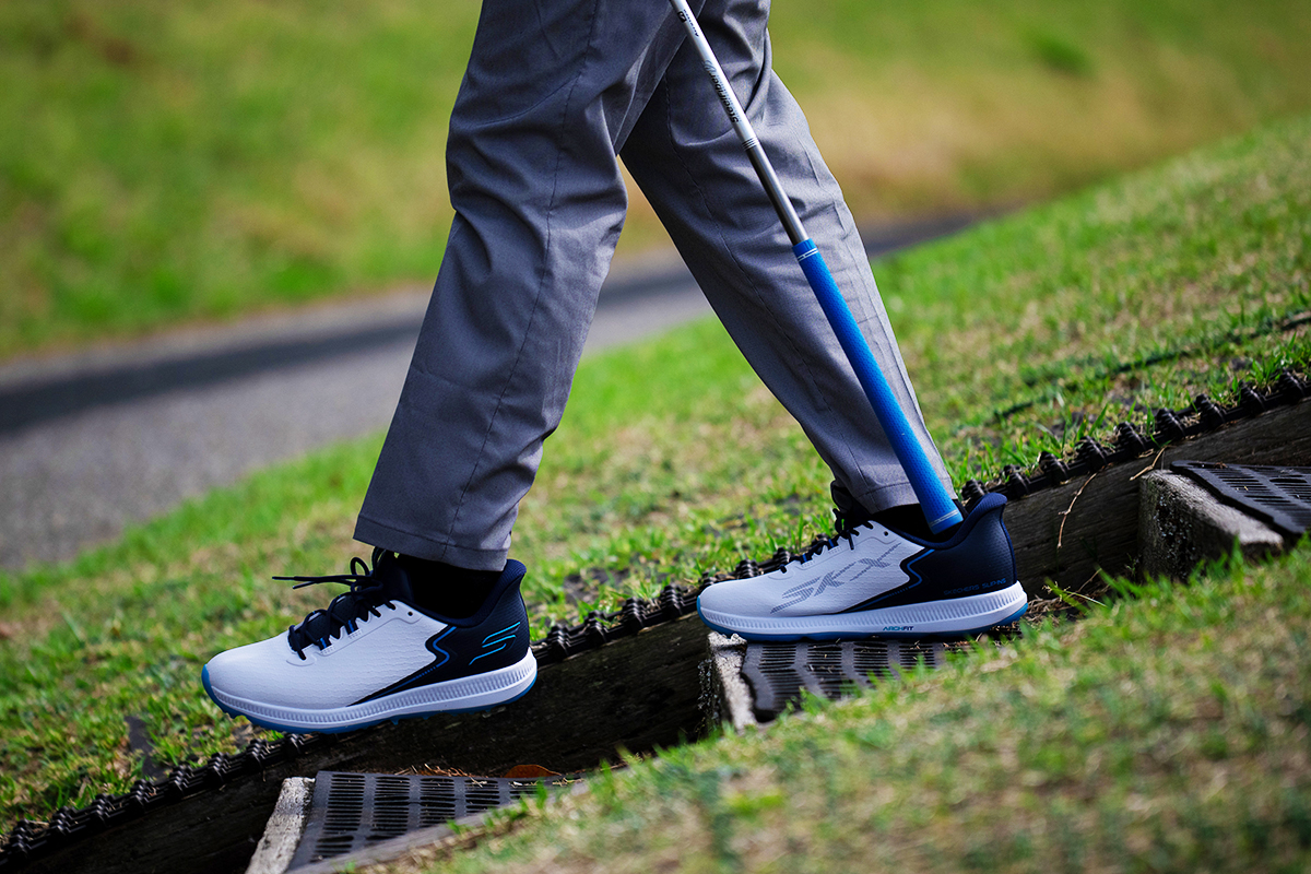 クラブ握ったまま履けちゃう“スリップインズ”の実力はどれほどかっ