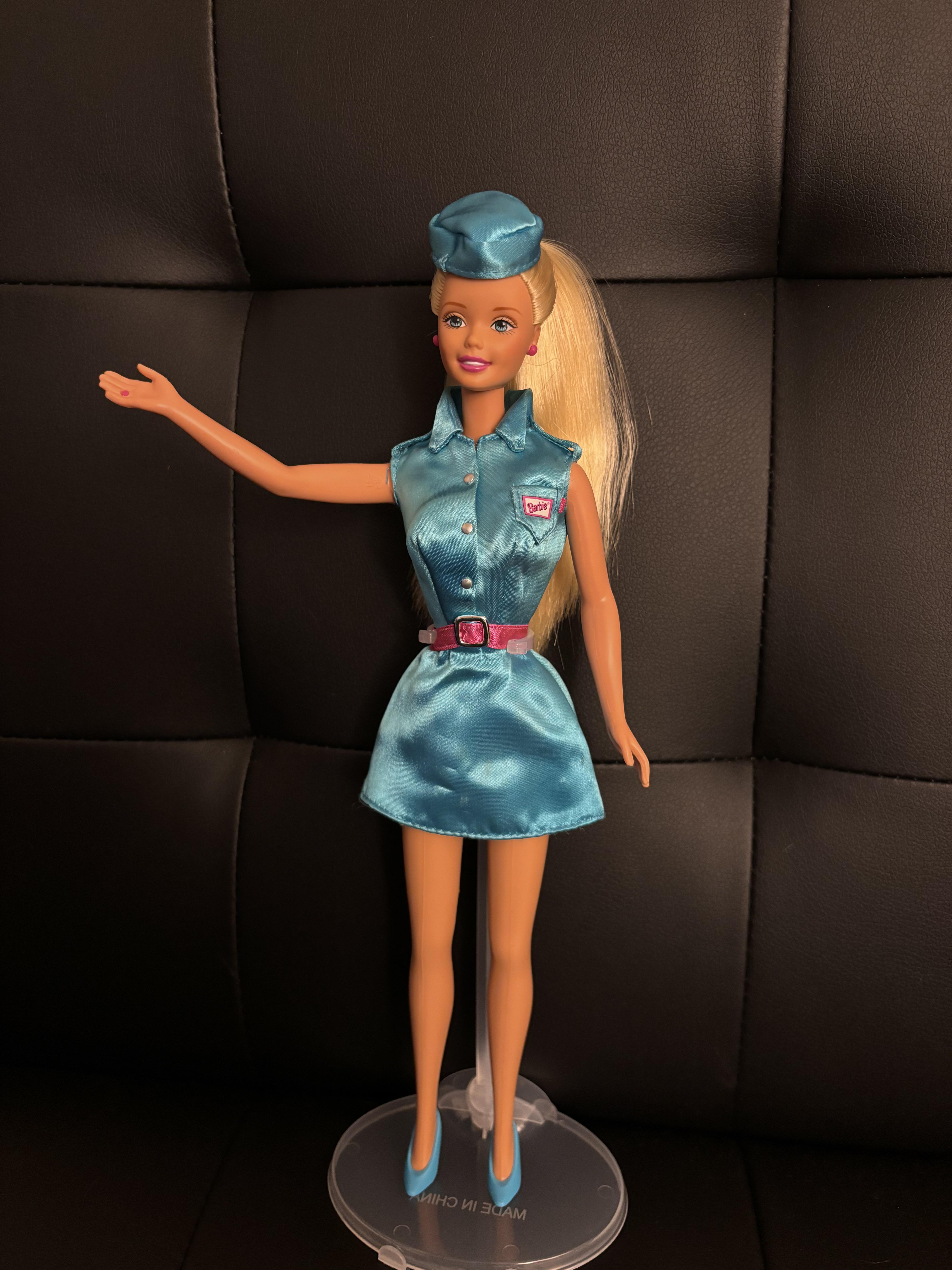 やあ、私はツアーガイドバービーよ！ : r/Barbie