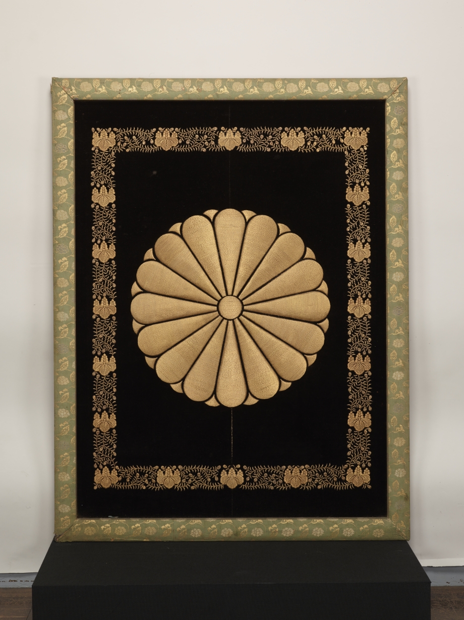 額縁ブラウン木製フレーム 花柄背景 菊御紋入り 大きめサイズ 4639-1.jpg