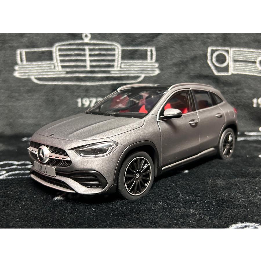 Mercedes-Benz GLA-Klasse ミニカー グレー1/18 Mercedes-Benz GLA