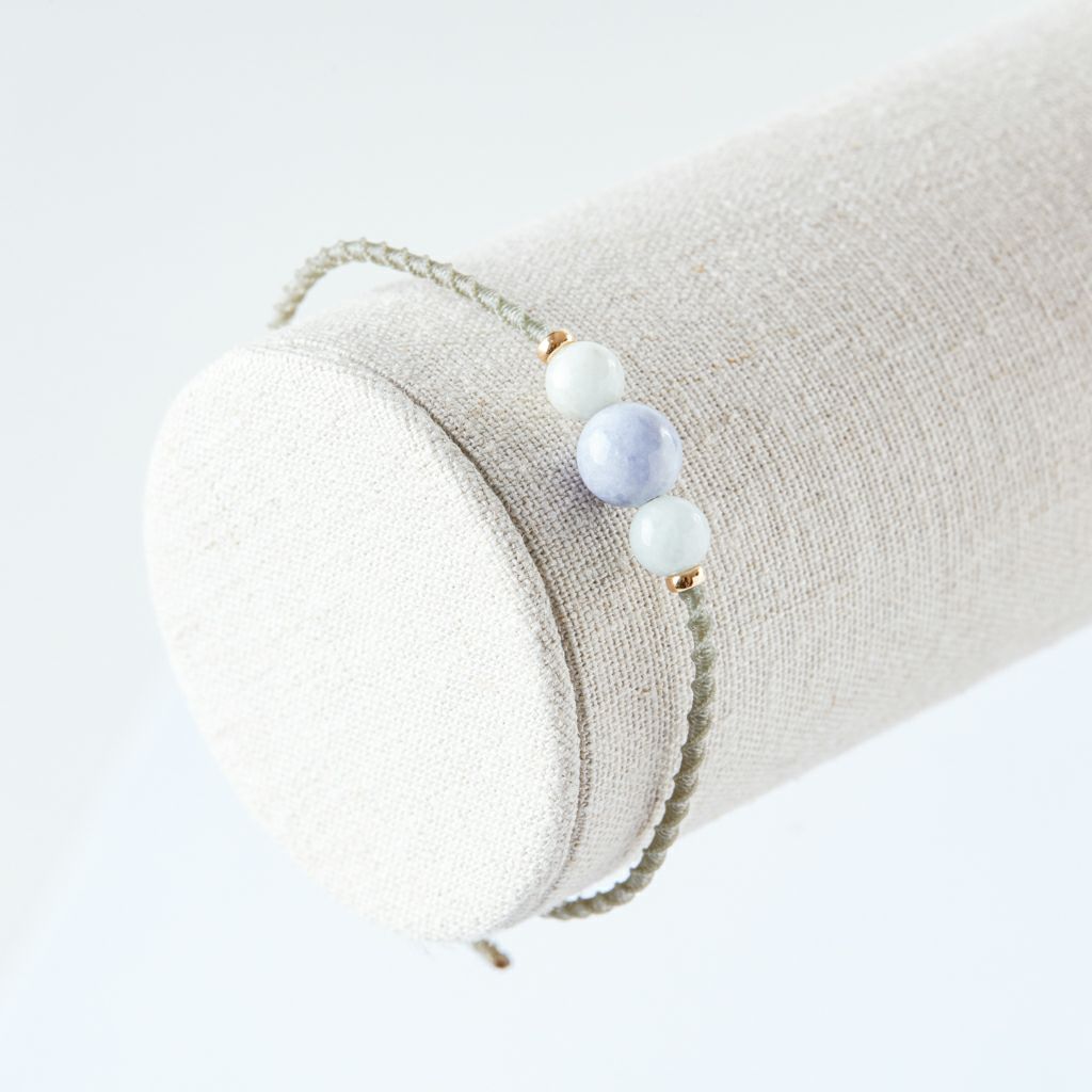 K18/グレー紐/8mm&6mm】（高品質淡緑/白色ヒスイ）糸魚川天然翡翠3つ