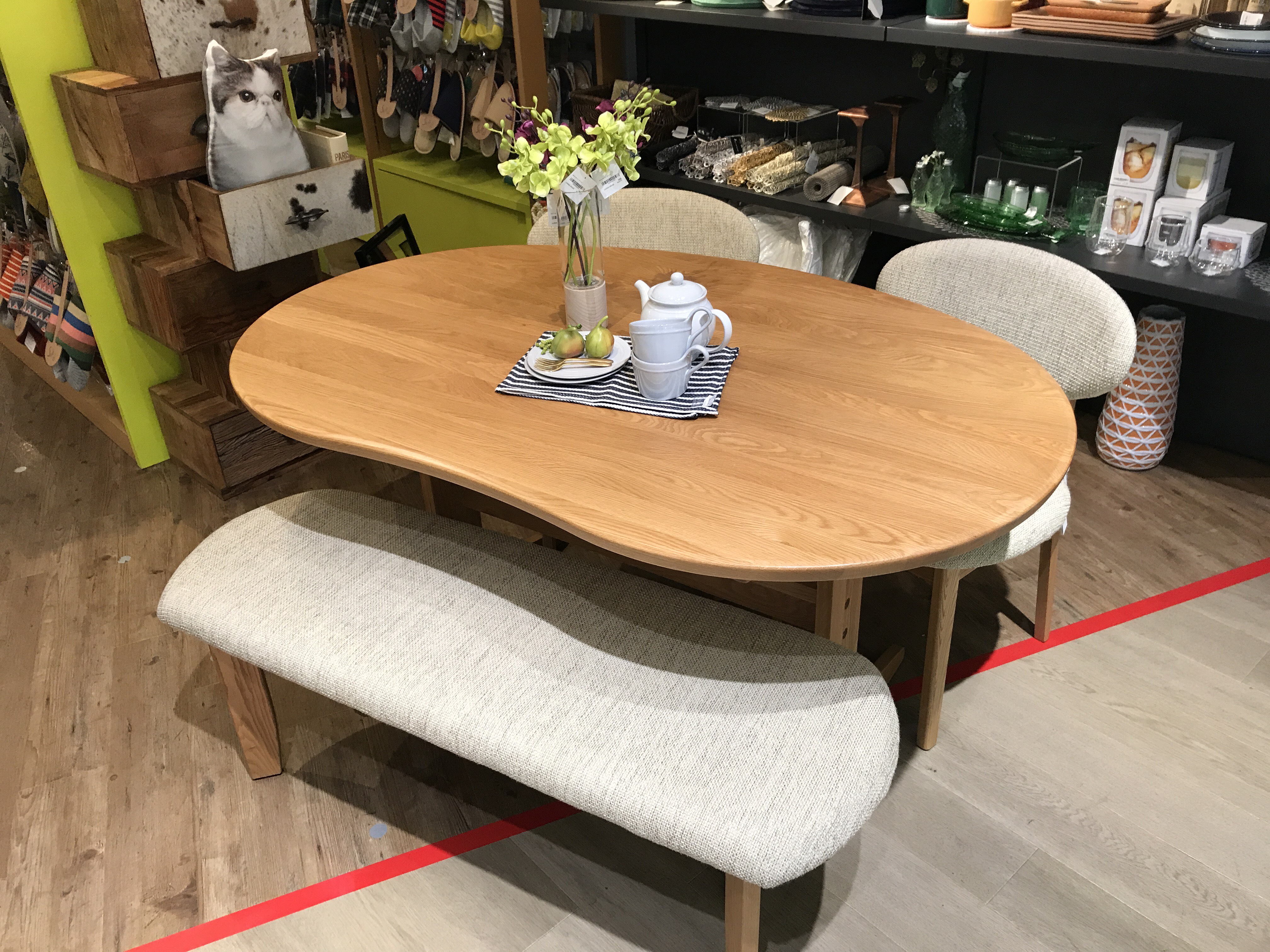 豆型、ビーンズ型テーブルでほっこり ｜ リビングハウス企業サイト