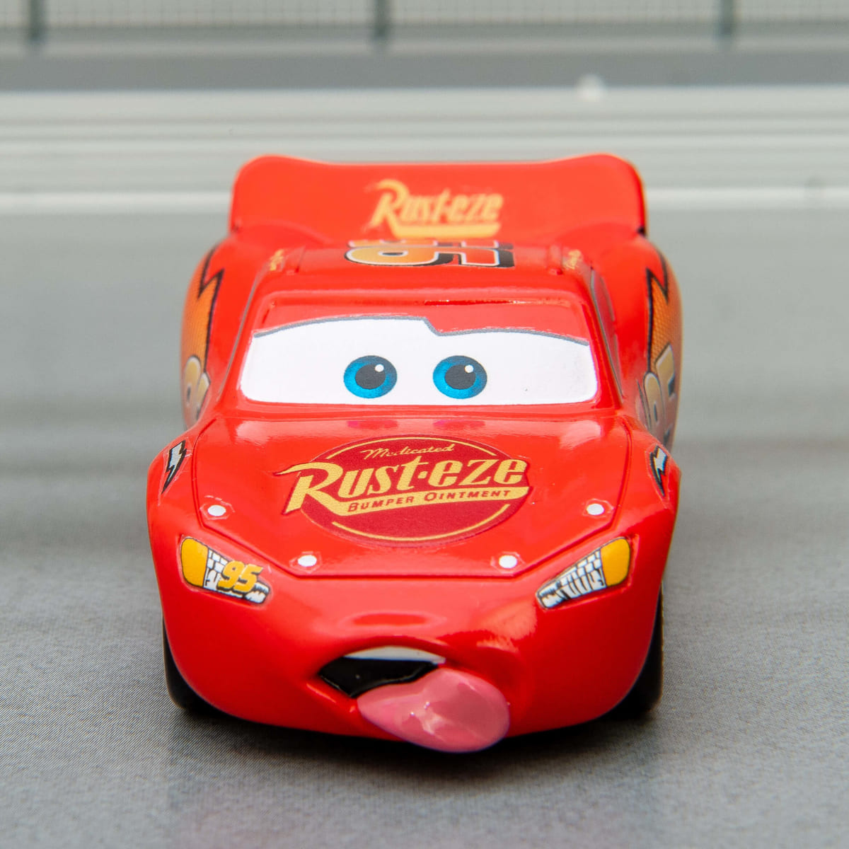 舌を出したかわいいマックィーン！カーズ トミカ ライトニング