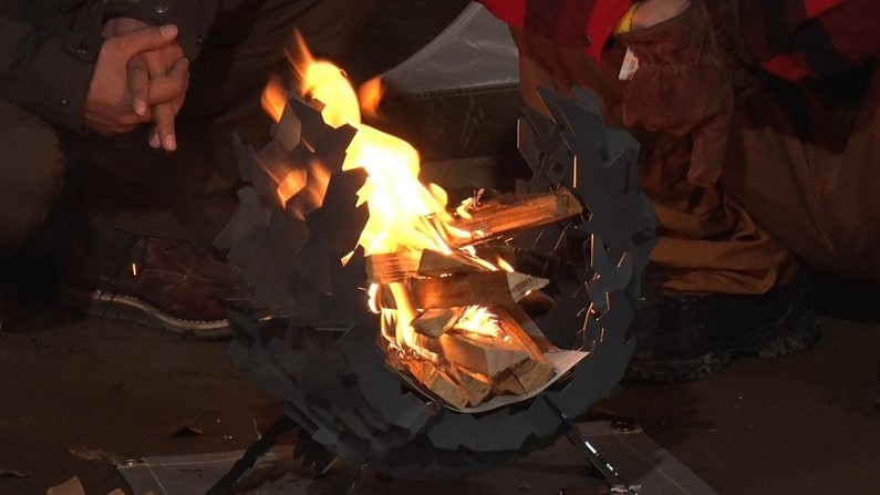 上手に焼けました！」の声が聞こえてくる…？ 肉焼き用の焚き火台ほか