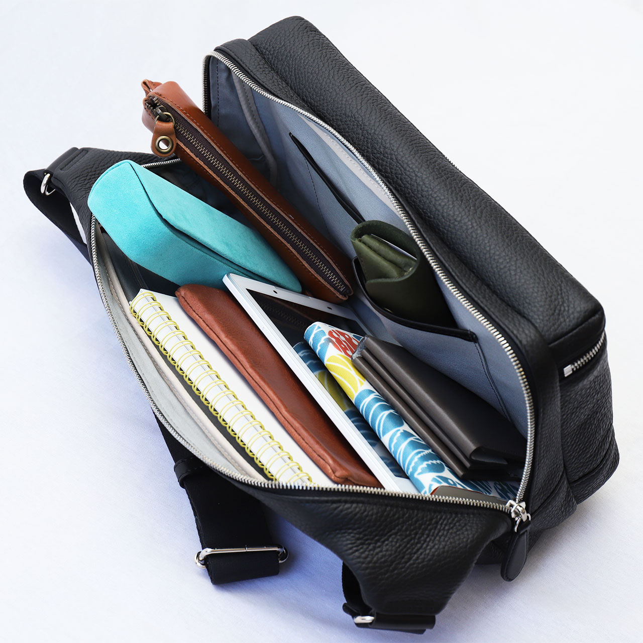 収納力を重視した大きめ撥水レザーボディバッグ・日本製高級バッグ