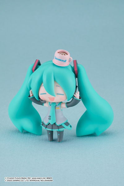 初音ミク×シナモロール』より、「初音ミク」が「シナモロール」と一緒