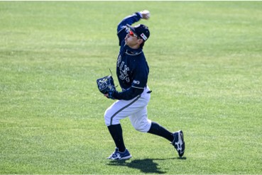 アンダーアーマー 2021年春季キャンプの限定デザイングラブ「UA