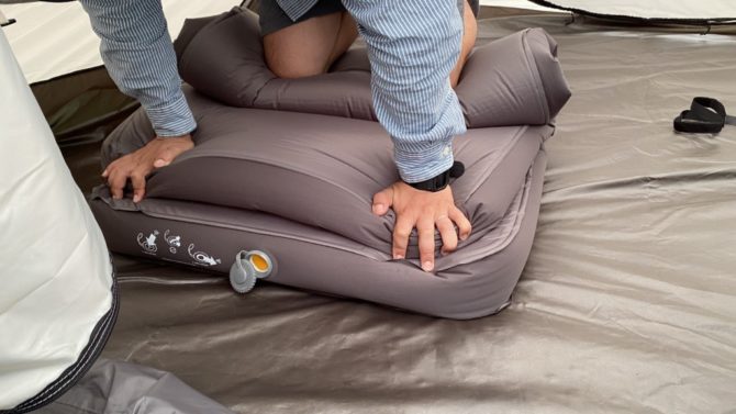 コールマンのキャンパーインフレーターマットハイピークをレビュー