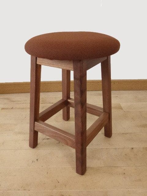 北海道手作り家具 ウォールナット材 スツール 座面布座（茶色）