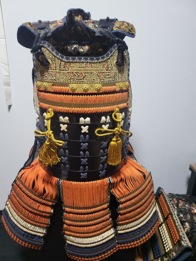 伝統的な金色と黒の等身大日本甲冑（鎧立て無し）