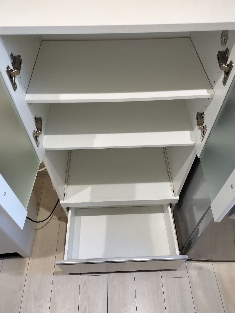 堕天使様用 ニトリ ホワイト食器棚 ガラス扉付き 2段棚