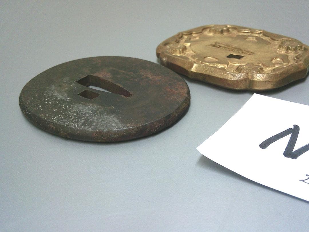 掘出し！【軍刀鐔 鍔 つば 2種類 小道具・N17・ミリタリー】縁頭目貫