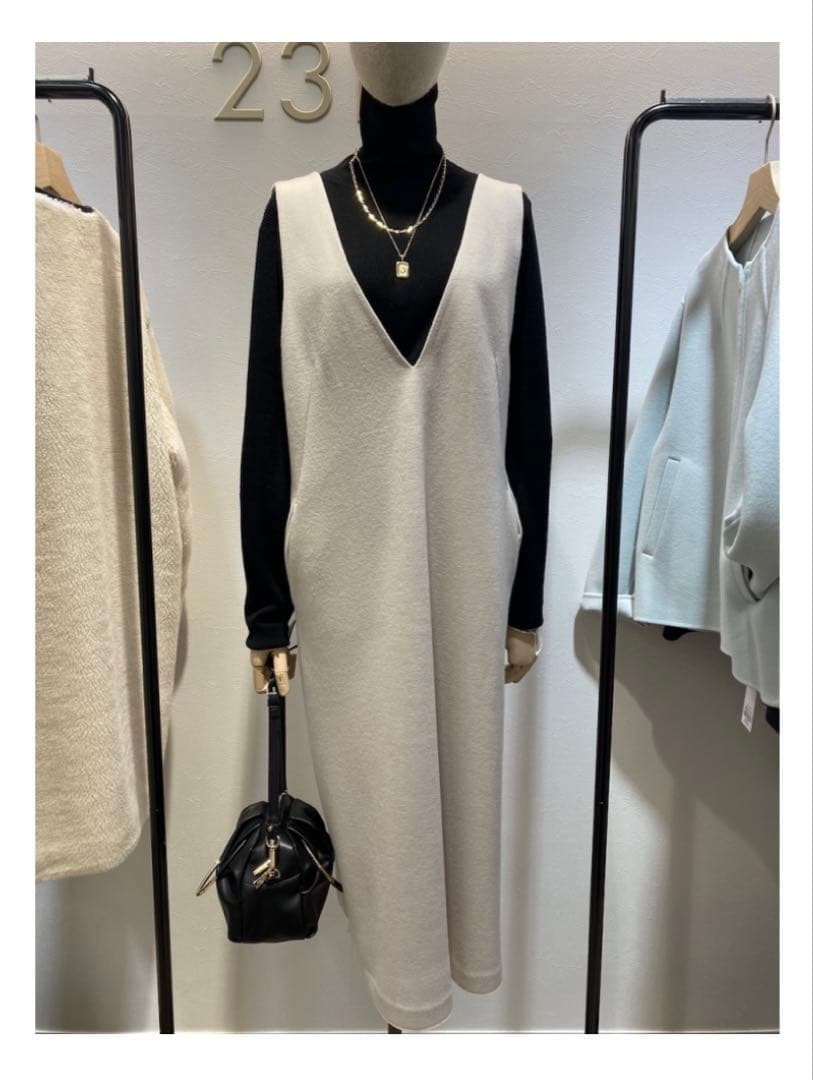 23区 深めのVラインで大人な印象のジャンパースカート