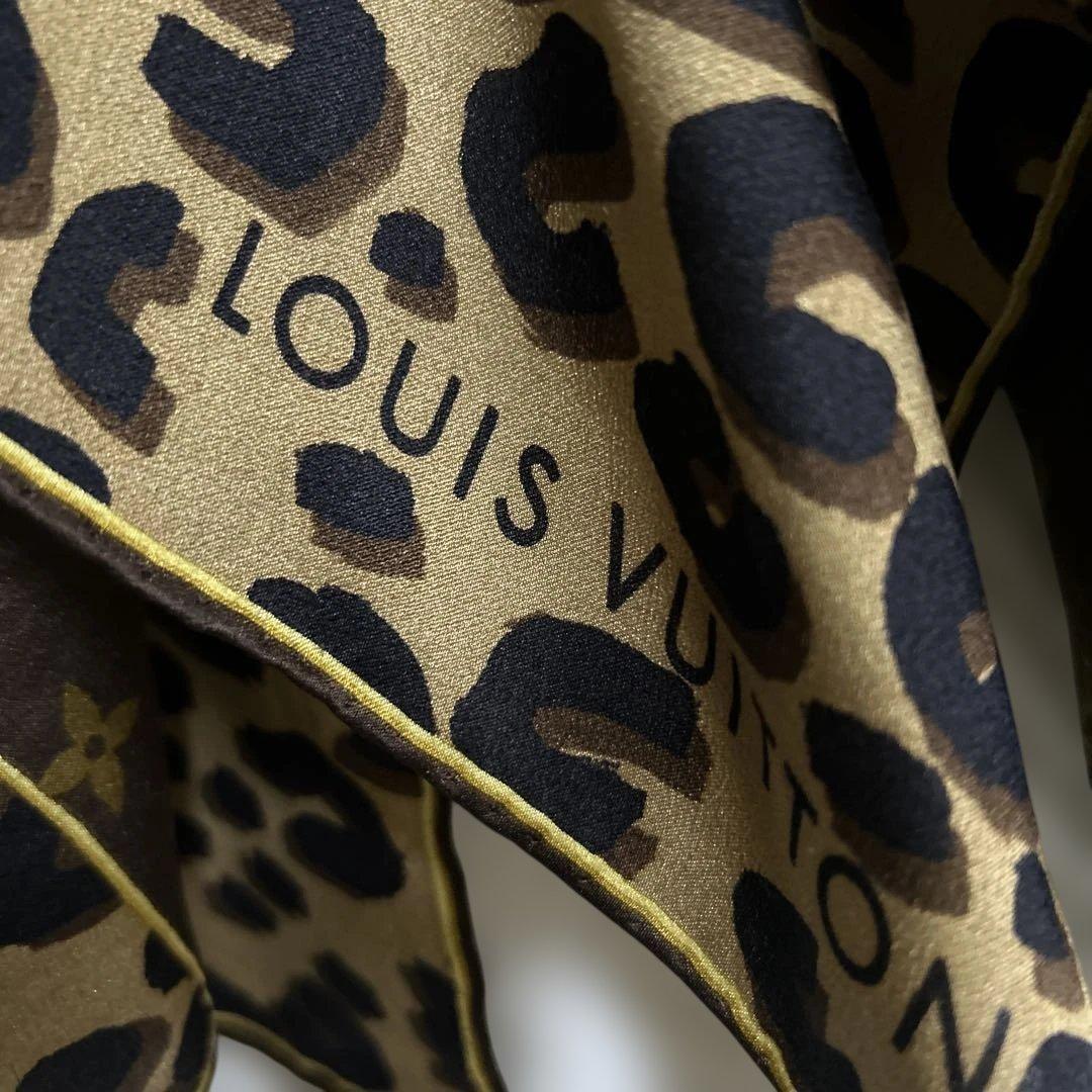 ❣️Xmasバーゲン、シルクスカーフ　モノグラム＆豹柄　美品‼️ ❣️Xmasバーゲン、シルクスカーフ モノグラム＆豹柄 美品‼️ ❣️Xmas