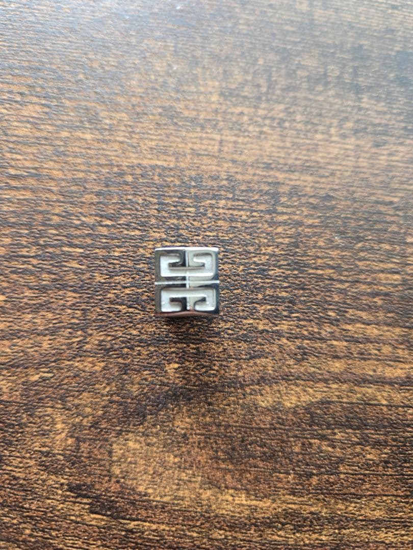 【GIVENCHY】ジバンシー4G シルバースタッド ピアス　片耳 関税込】人気◇GIVENCHY ジバンシィ◇4Gロゴ スタッド ピアス