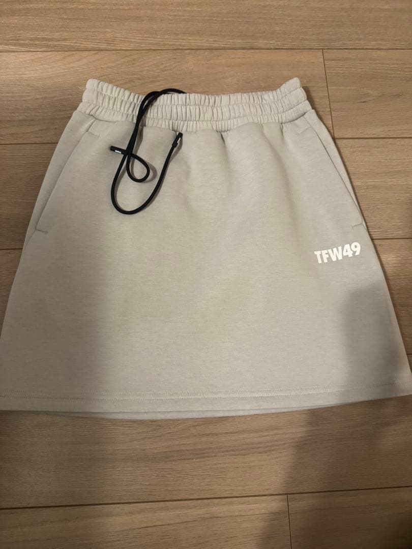 TFW49 グレー スカート レディース TFW49｜ティーエフダブリュー（レディース）のスカート（ブランドロゴ