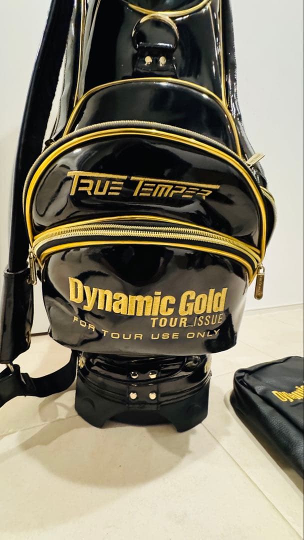 DynamicGoldツアーイシュー キャディバッグ に2種類のヘッドカバー付