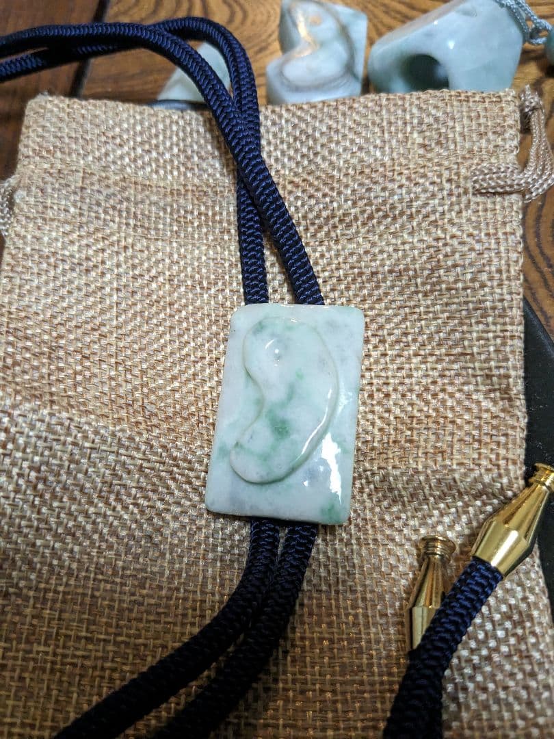 糸魚川翡翠♦勾玉浮かし彫りループタイ 糸魚川翡翠♢勾玉浮かし彫りループタイ 楽天市場】 翡翠ループタイ