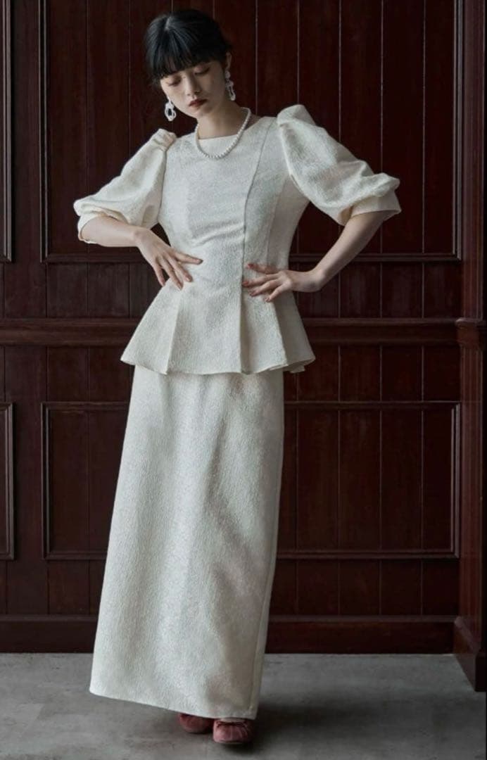 etoll. フラワージャガードセットアップドレス ペプラム　スカート フラワージャガードセットアップドレス ペプラムブラウス&Iライン