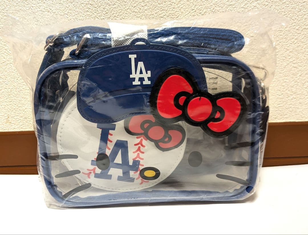 LA ドジャース × Hello Kitty ハローキティ クロスボディバック 来場者限定商品】ハローキティ LAドジャース コラボバッグ - メルカリ