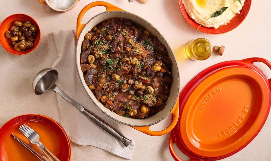 美品〕ル・クルーゼ デュッフ チェリーレッド 32cm ダッチオーブン