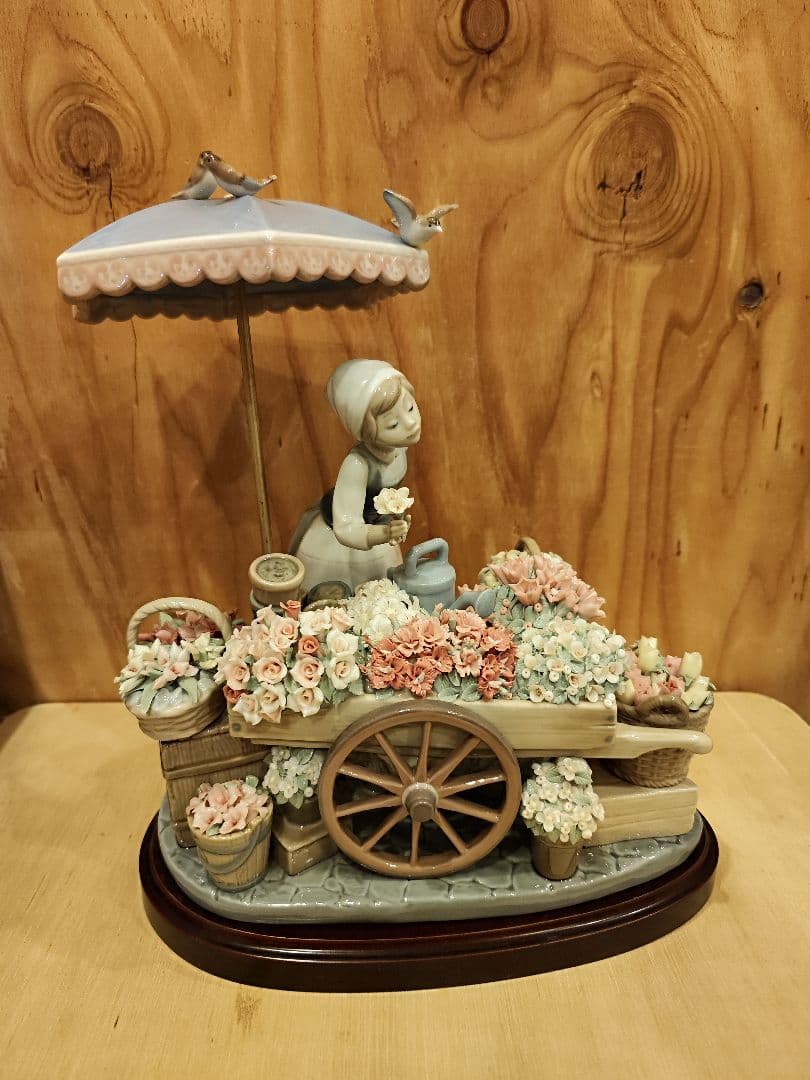 ひろりん　リヤドロ　公園通りの花屋さん 公園通りの花屋さん | リヤドロ公式オンライン