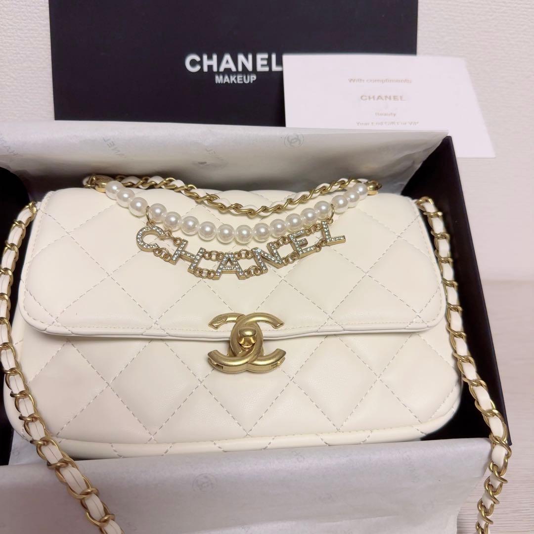 CHANEL キルティングショルダーバッグパールチェーン ロゴノベルティ CHANEL キルティングショルダーバッグパールチェーン ロゴノベルティ