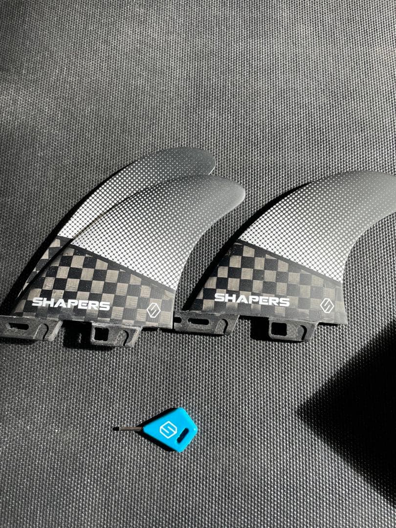 SHAPERS サーフボードフィン カーボンファイバー Shapers x KUMA Fish Fin - Kuma surfboards クマサーフボード