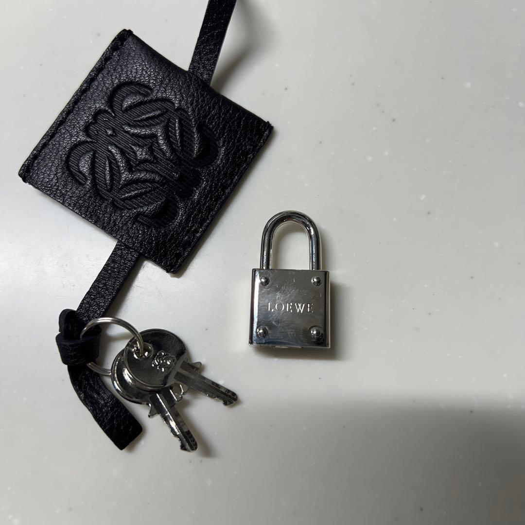 LOEWE ロエベ レザークロシェット カバー付き南京錠 - メルカリ