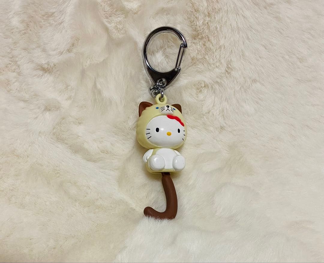 ハローキティー しっぽ倶楽部 ネコ キーホルダー - メルカリ