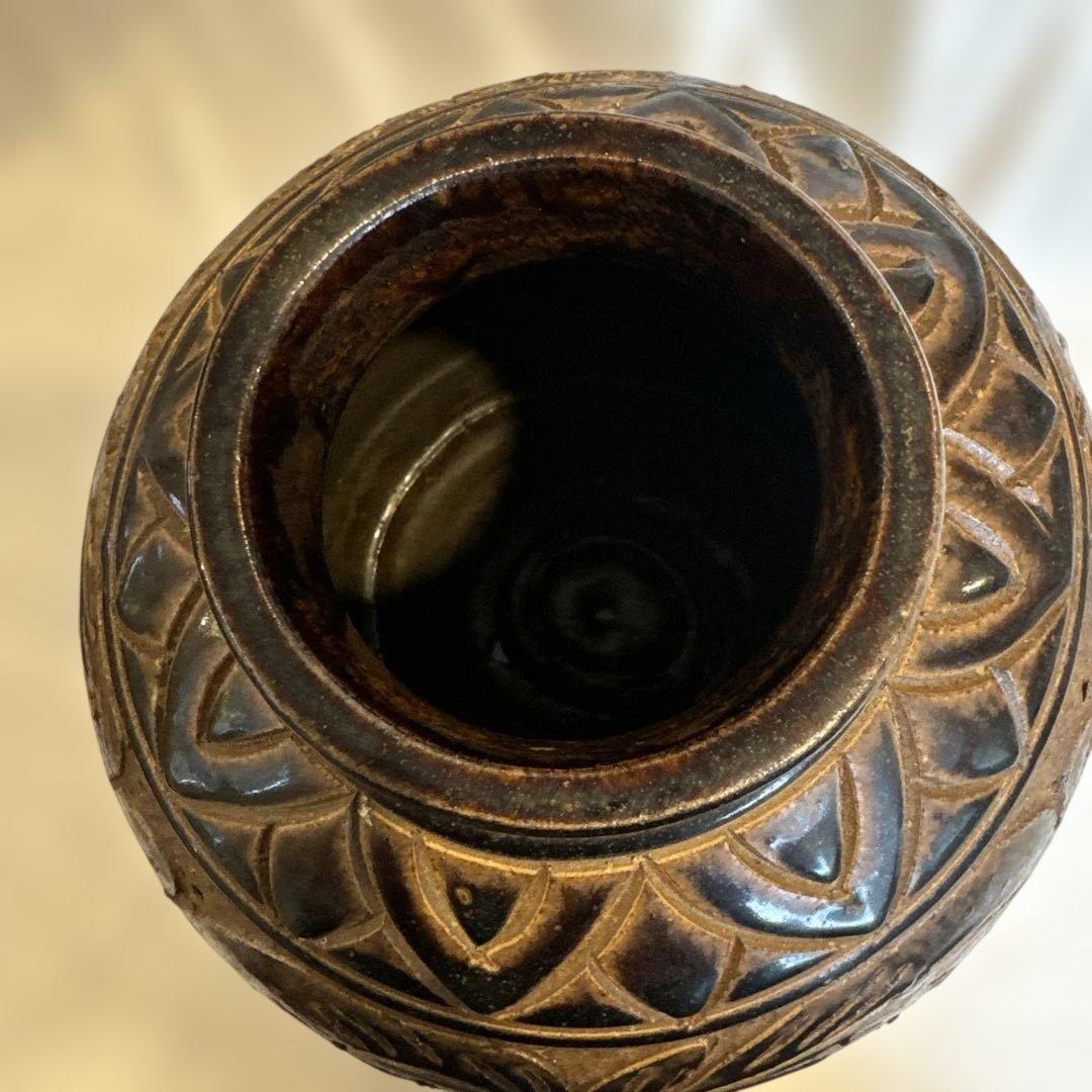 壺屋焼】黒釉唐草掻き落とし大壺