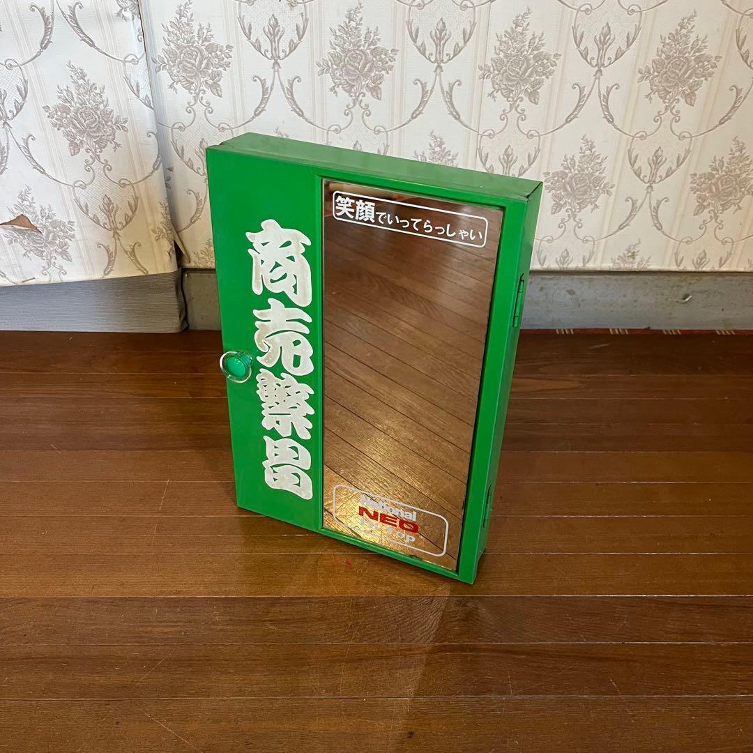 【アンティーク】スチール製 鏡付き 鍵保管庫 キーボックス ノベルティ 古道具 Amazon.co.jp: キーボックス 壁掛け アンティーク アメリカのレトロな