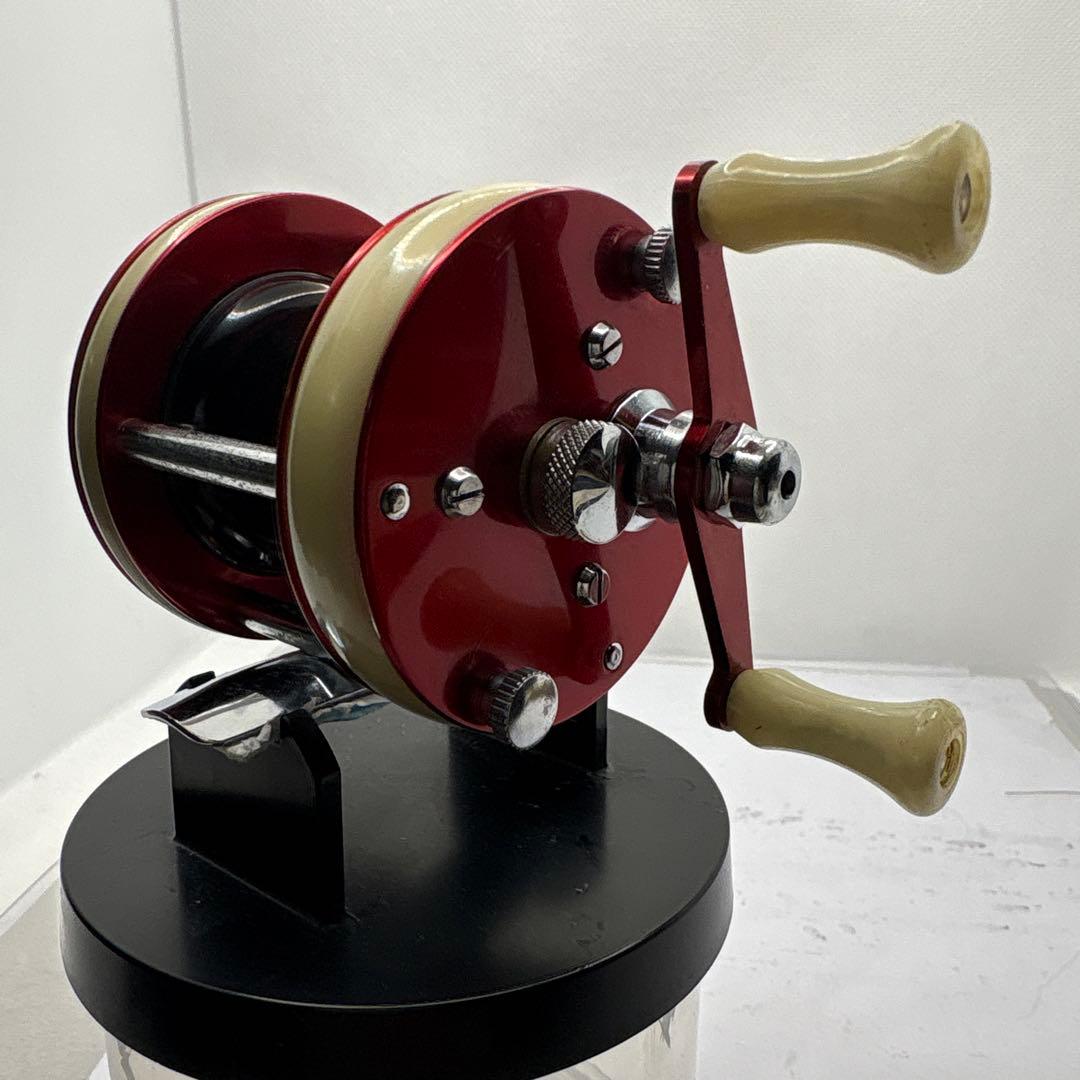 アブ2050 ベイトリール 赤/クリーム