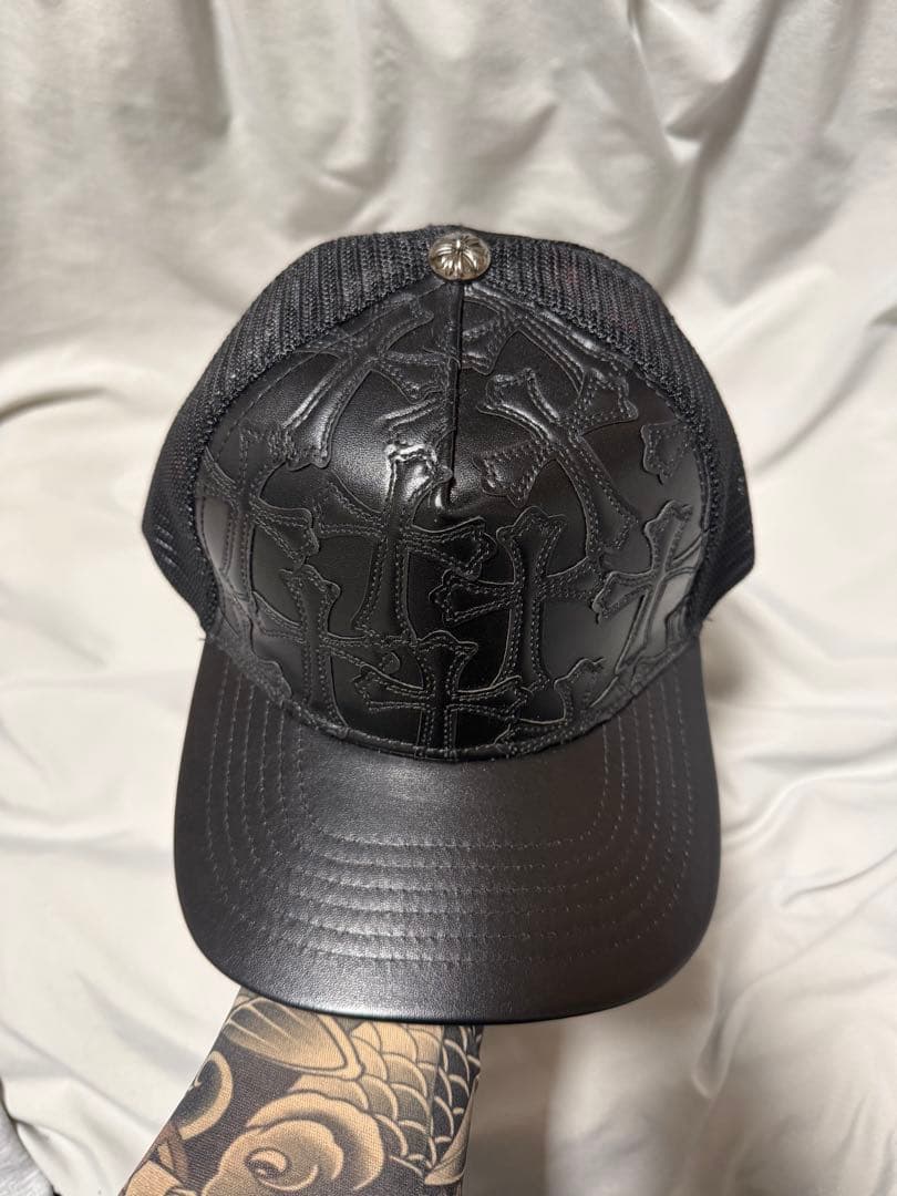クロムハーツ セメタリークロス レザー ステッチ トラッカーキャップ CHROME HEARTS クロムハーツ セメタリークロス レザー トラッカー