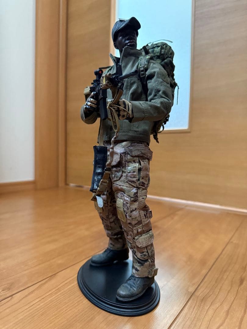 ホットトイズ 系 1/6 B-BOY ギャング ミリタリー スタンド付きの通販は