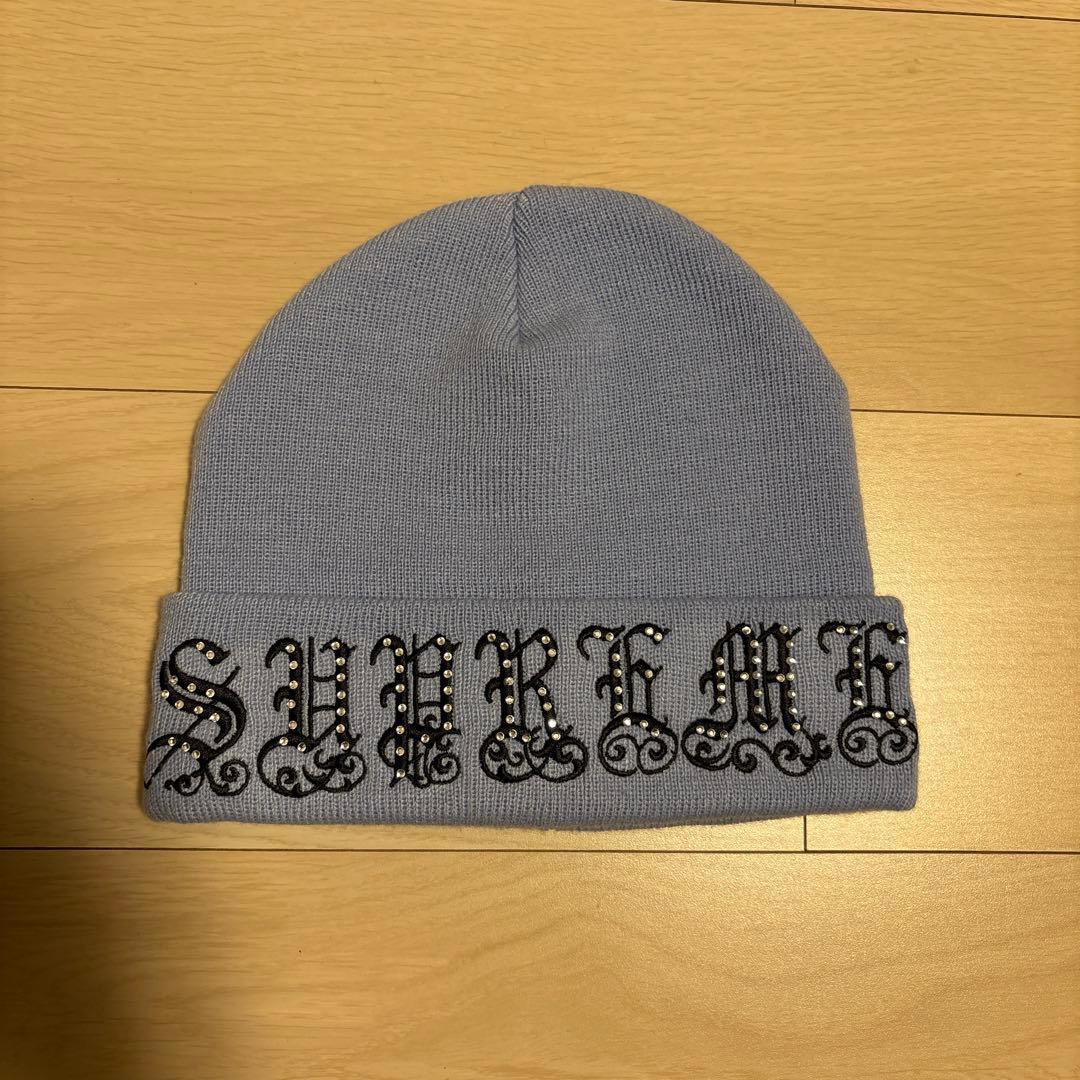 シュプリーム オールドイングリッシュ ラインストーン ビーニー パープル Supreme シュプリーム 2025AW New Era Old English Beanie ニューエラ
