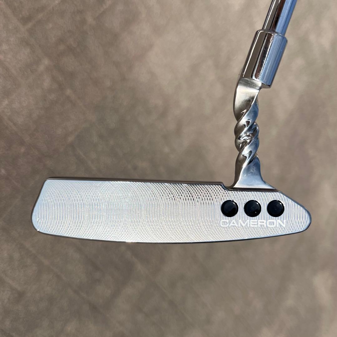 スタジオセレクト ニューポート2 ツイストネック ミラーフィニッシュ